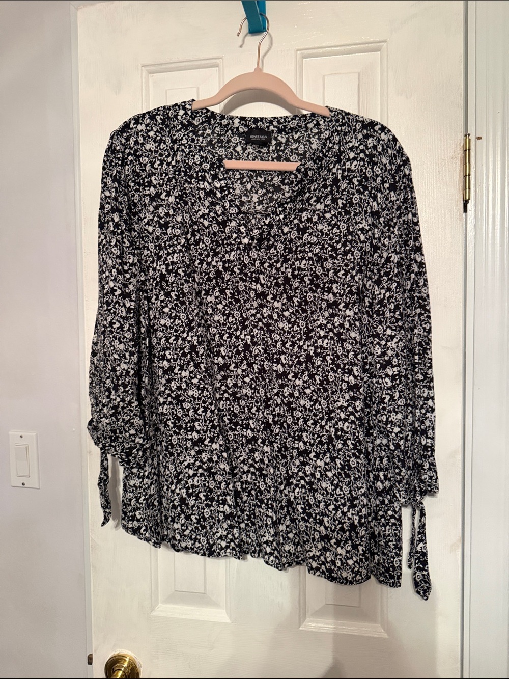 Jones New York Black & White Floral Button-Front Blouse